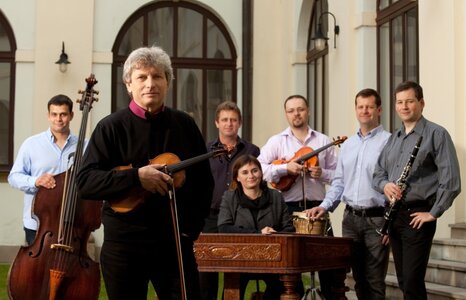 BENEFIČNÍ VEČER V CLARIONU NABÍDNE DOBROČINNOU AUKCI I HUDEBNÍ ZÁŽITEK SE SKUPINOU HRADI