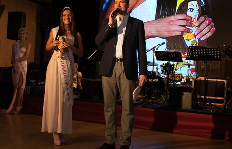 The proceeds from a doll auction at the Miss Liberec afterparty contribute to Unicef