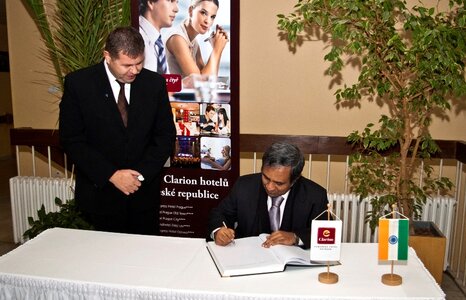 INDICKÝ VELVYSLANEC PODĚKOVAL OSTRAVSKÉMU CLARIONU ZÁPISEM DO PAMĚTNÍ KNIHY