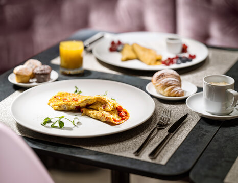 The workweek starts with a great breakfast!